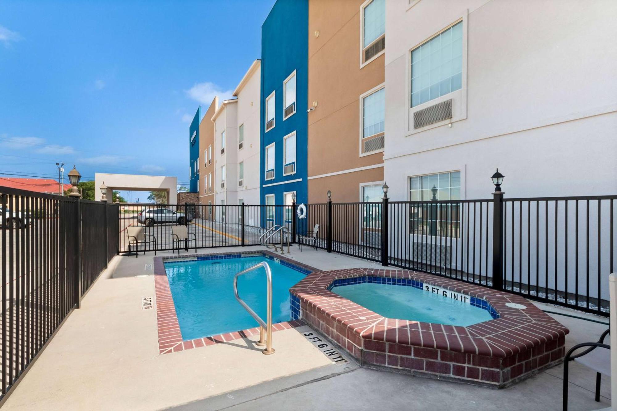 Americinn By Wyndham ניו בראונפלס מראה חיצוני תמונה