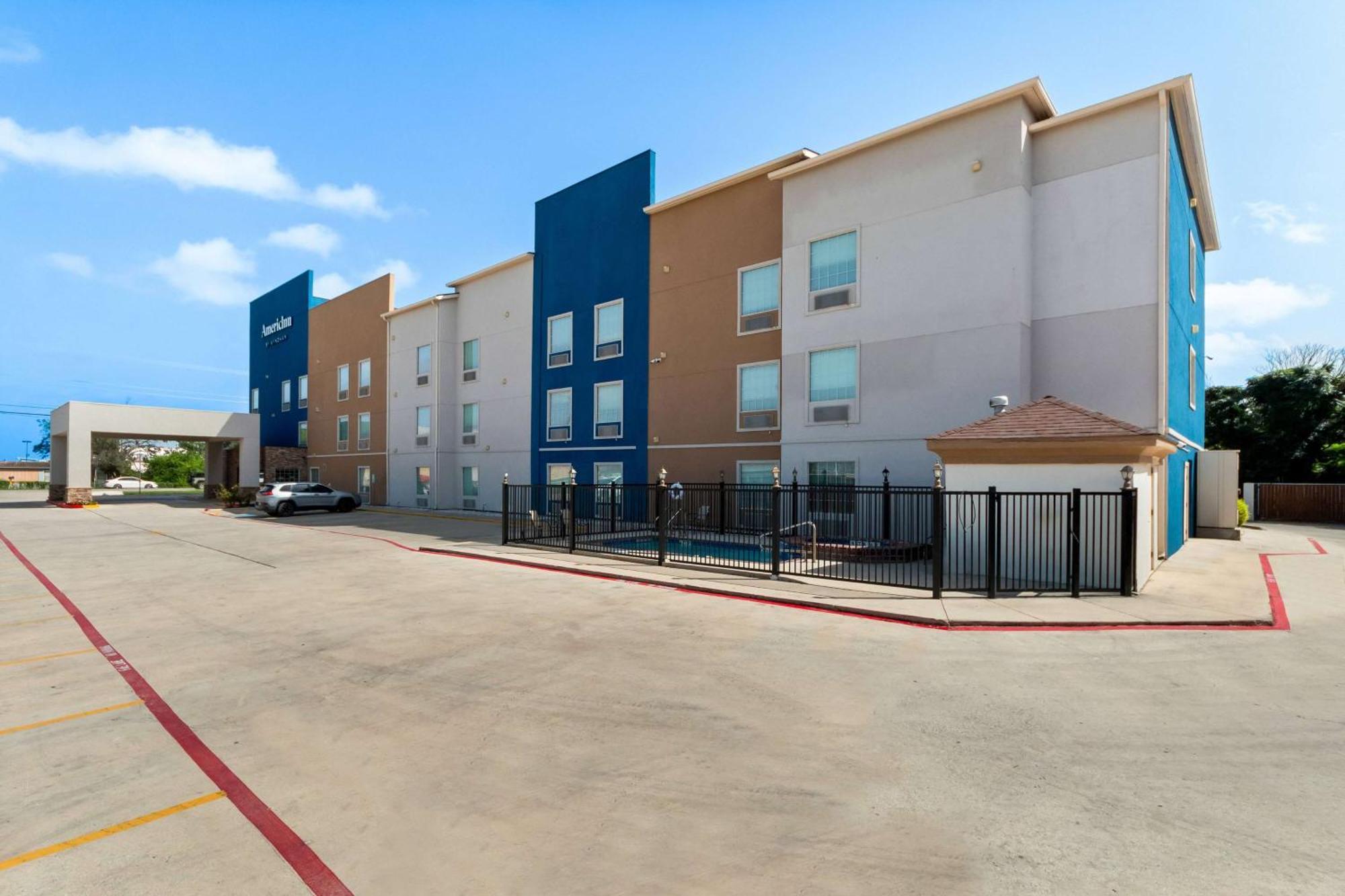 Americinn By Wyndham ניו בראונפלס מראה חיצוני תמונה
