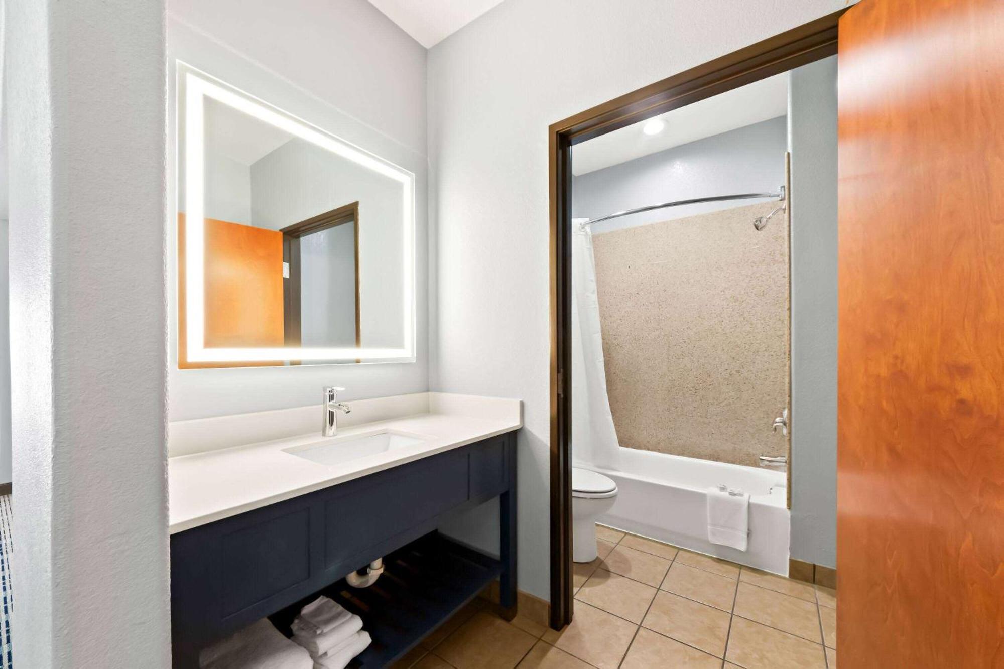 Americinn By Wyndham ניו בראונפלס מראה חיצוני תמונה