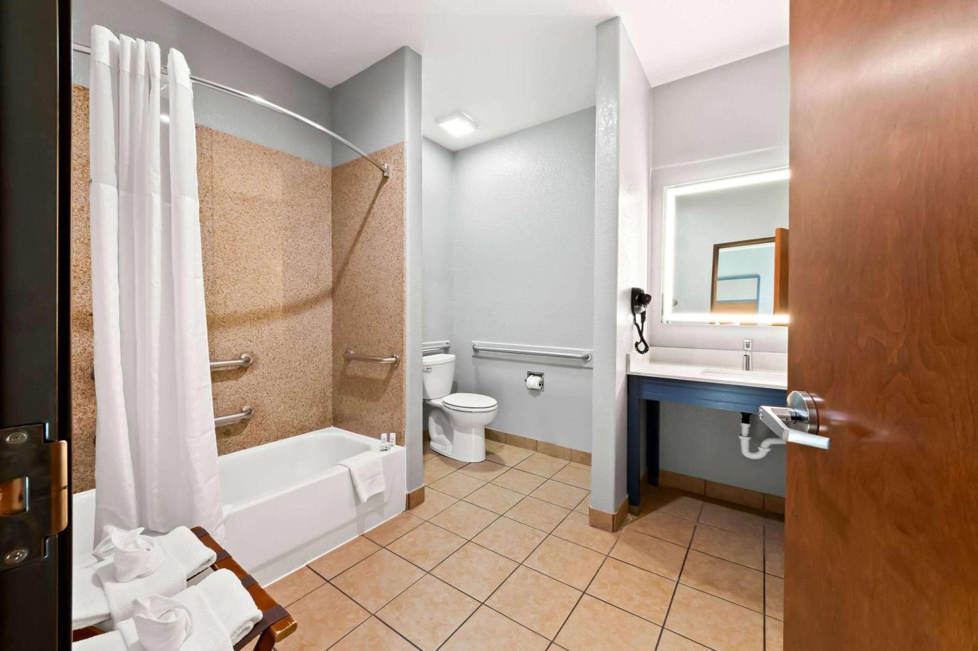 Americinn By Wyndham ניו בראונפלס מראה חיצוני תמונה